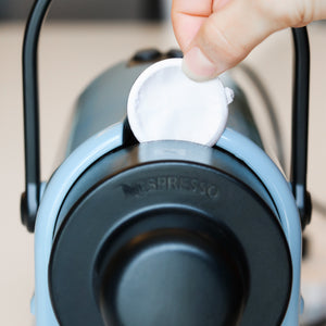 Insertion de la capsule Cafécolo compatible nespresso dans la machine à café